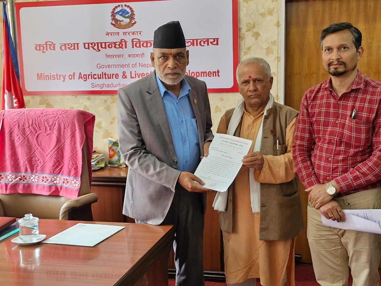बैंकले किसानहरुलाई सहज ढंगले ऋण प्रवाह गर्नुपर्छ : कृषिमन्त्री अधिकारी